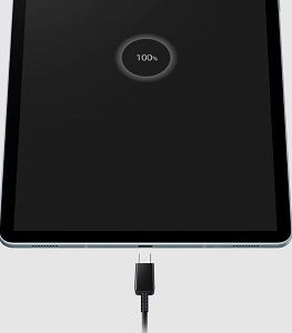 Samsung Tablet am Ladekabel, um eine Neustartschleife durch leeren Akku zu beheben