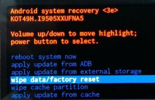 Auswahl von wipe data/factory reset im Recovery-Modus zur Behebung von Samsung-Problemen.